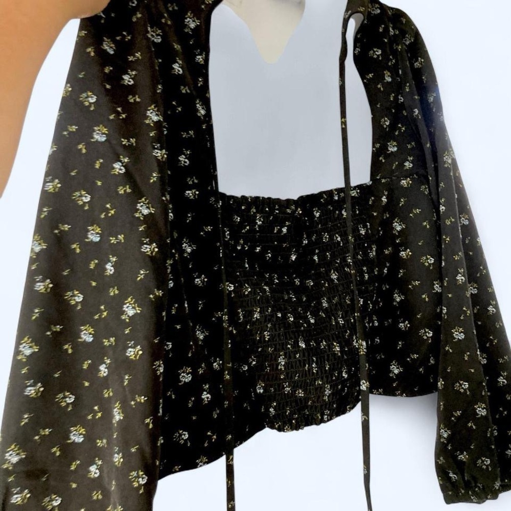 Levi’s Floral Black Women's Crop Top M - Picture 2 of 5